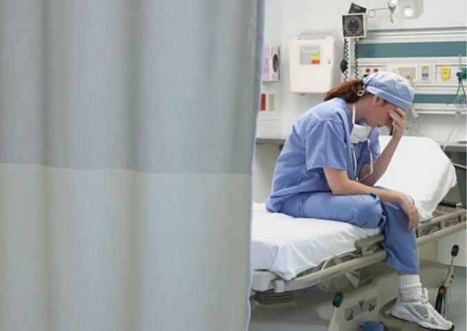 Nowa ustawa o podwyżce wynagrodzeń dla pielęgniarek zaostrza spór toczony od miesięcy. Kaczmarska: "Rząd konsekwentnie nie reaguje na nasze głosy"