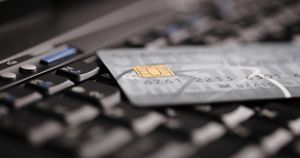 karta, kredytowa, komputer, klawiatura, laptop, leży, biznes, handel, zakupy, czarna, srebrna, plastikowy, internet, sklep, wymiana, bank, elektroniczny, przelew, interes, zysk, strata, oszust, policja, haker, wirus