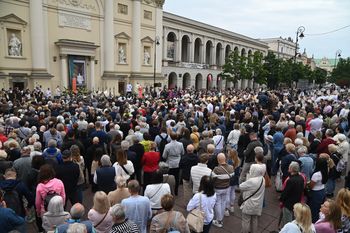 Ulice Warszawy wypełnione modlitwą. Procesja Bożego Ciała przeszła przez centrum. Uroczysta atmosfera i setki wiernych