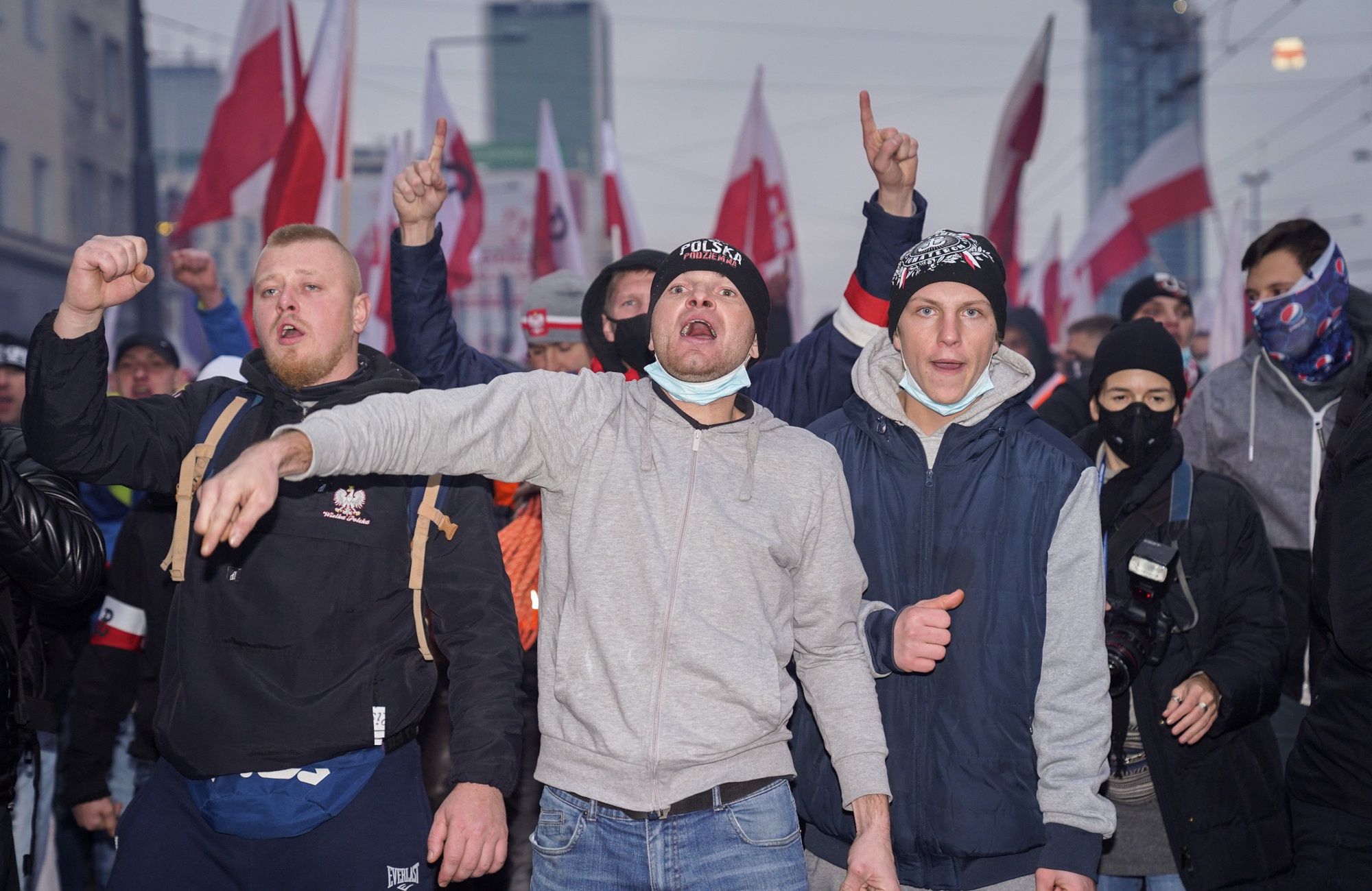 Chuligani dewastują Warszawę z okazji Święta Niepodległości