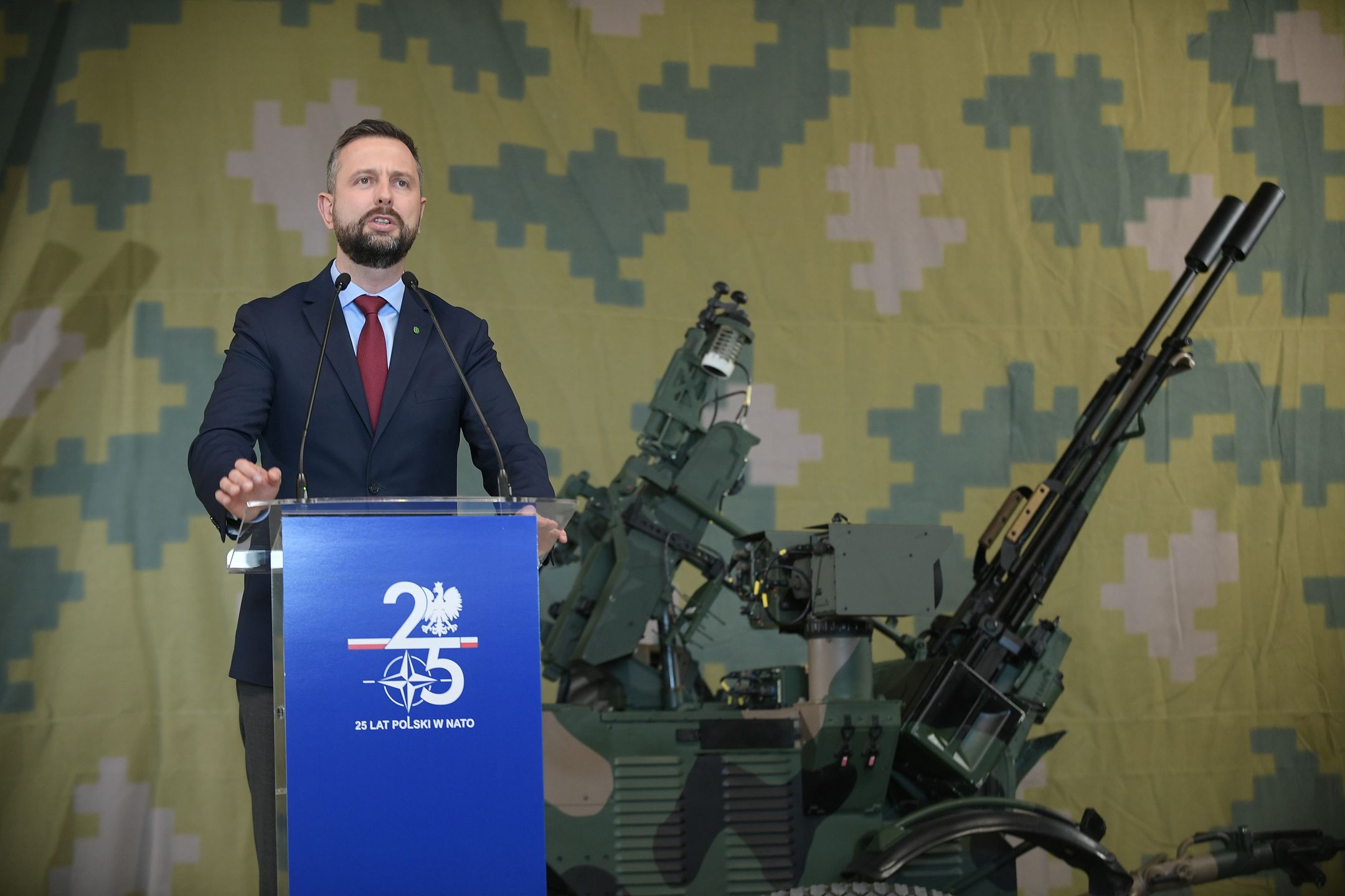 Sochaczew, 04.07.2024. Wicepremier, minister obrony narodowej Władysław Kosiniak-Kamysz podczas ceremonii podpisania kolejnej umowy w zakresie wsparcia logistycznego dla przeciwlotniczych zestawów rakietowo-artyleryjskich PILICA, 4 bm. w 3. Warszawskiej Brygadzie Rakietowej OP w Sochaczewie. (sko) PAP/Marcin Obara