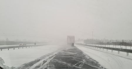 Drogowcy ostrzegają. Lista miejsc, gdzie pada śnieg i jest ślisko