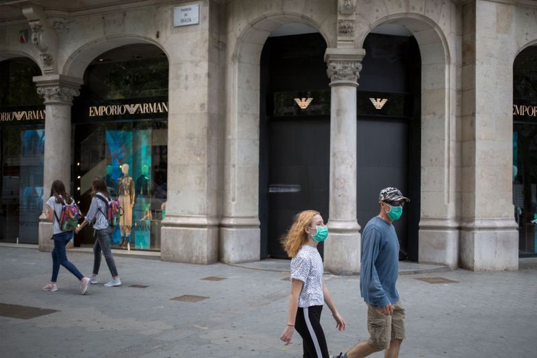 W całej Hiszpanii zamknięte będą wszystkie dyskoteki, sale taneczne i bary koktajlowe z występami na żywo.