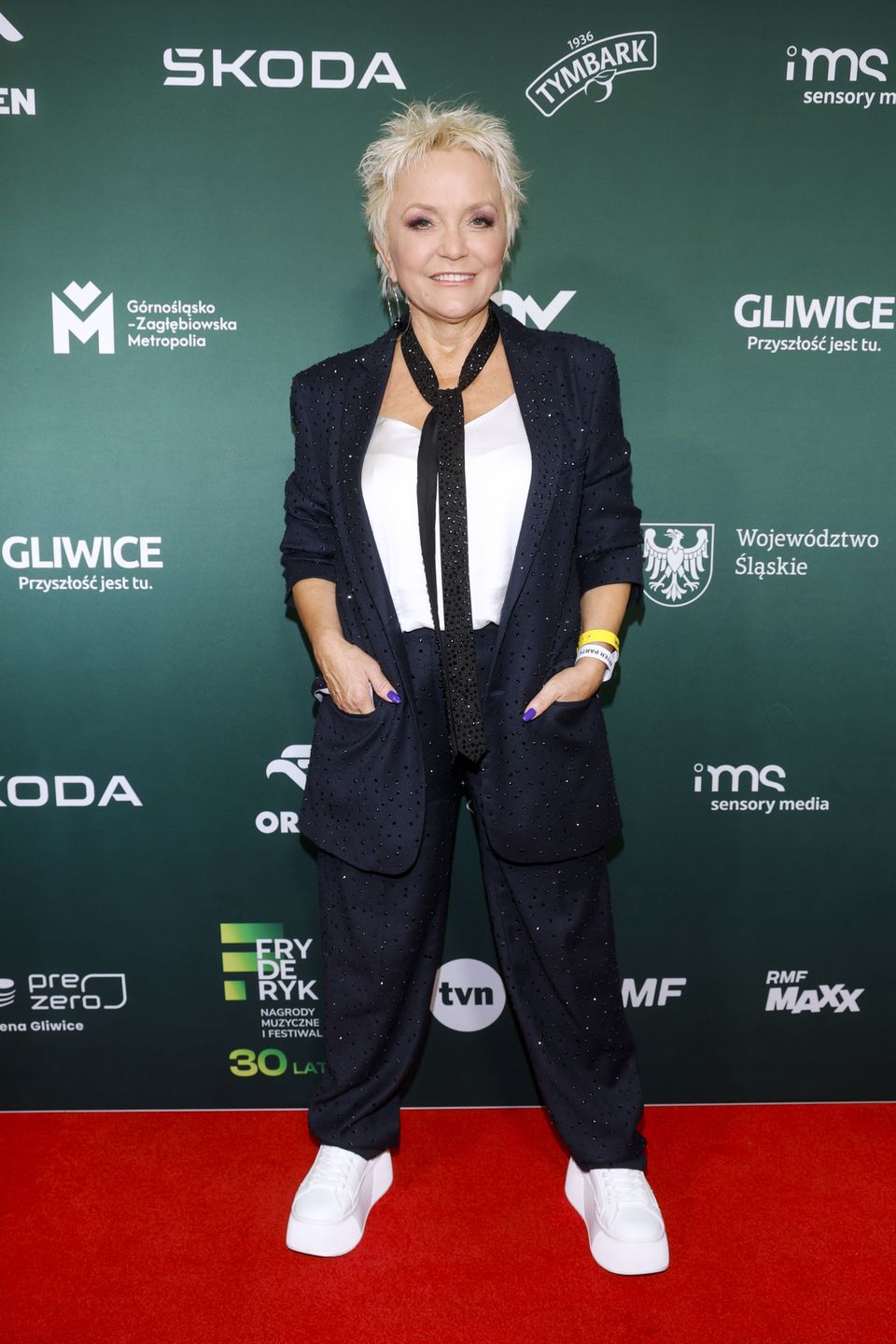 Fryderyki, Fryderyk Festiwal, szalik, sylwetka, garnitur czarny, damskie, TVN, marynarka czarna, marzec 2024, buty sportowe, 30. Fryderyk Festiwal 2024 - Gala Muzyki Rozrywkowej i Jazzu, fryderyki 2024, szalik czarny, kobieta
