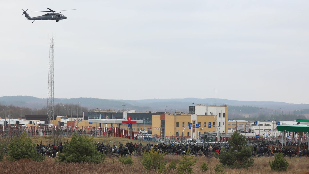 Migrant tent camp on Belarusian-Polish borderGRODNO REGION, BELARUS - NOVEMBER 15, 2021: A Polish helicopter flies over Kuznica Bialostocka-Bruzgi border crossing on the Polish-Belarusian border with crowds of refugees waiting on the Belarusian side of the border. The migrant crisis on the border of Belarus with Poland, Lithuania, and Latvia escalated on November 8. Several thousand migrants approached the Belarusian-Polish border and set up a tent camp on the Belarusian side of the border; some of them have tried to cross the border by breaking a barbed wire fence. State Border Committee of the Republic of Belarus/TASSTHIS IMAGE WAS PROVIDED BY A THIRD PARTY. EDITORIAL USE ONLY Dostawca: PAP/ITAR-TASS.State Border Committee of Belarurefugees, Polish-Belarusian border, crisis, border crossing, checkpoint, kryzys migracyjny, migracja, na granicy, nielegalna, Polska, emigranci, granica, migranci, polsko bia�oruska, polsko-bia�oruska