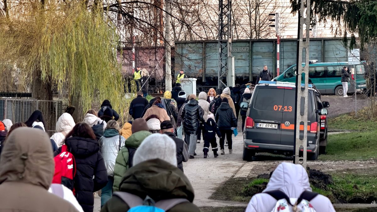 Ewakuowani pasażerowie pociągu.
