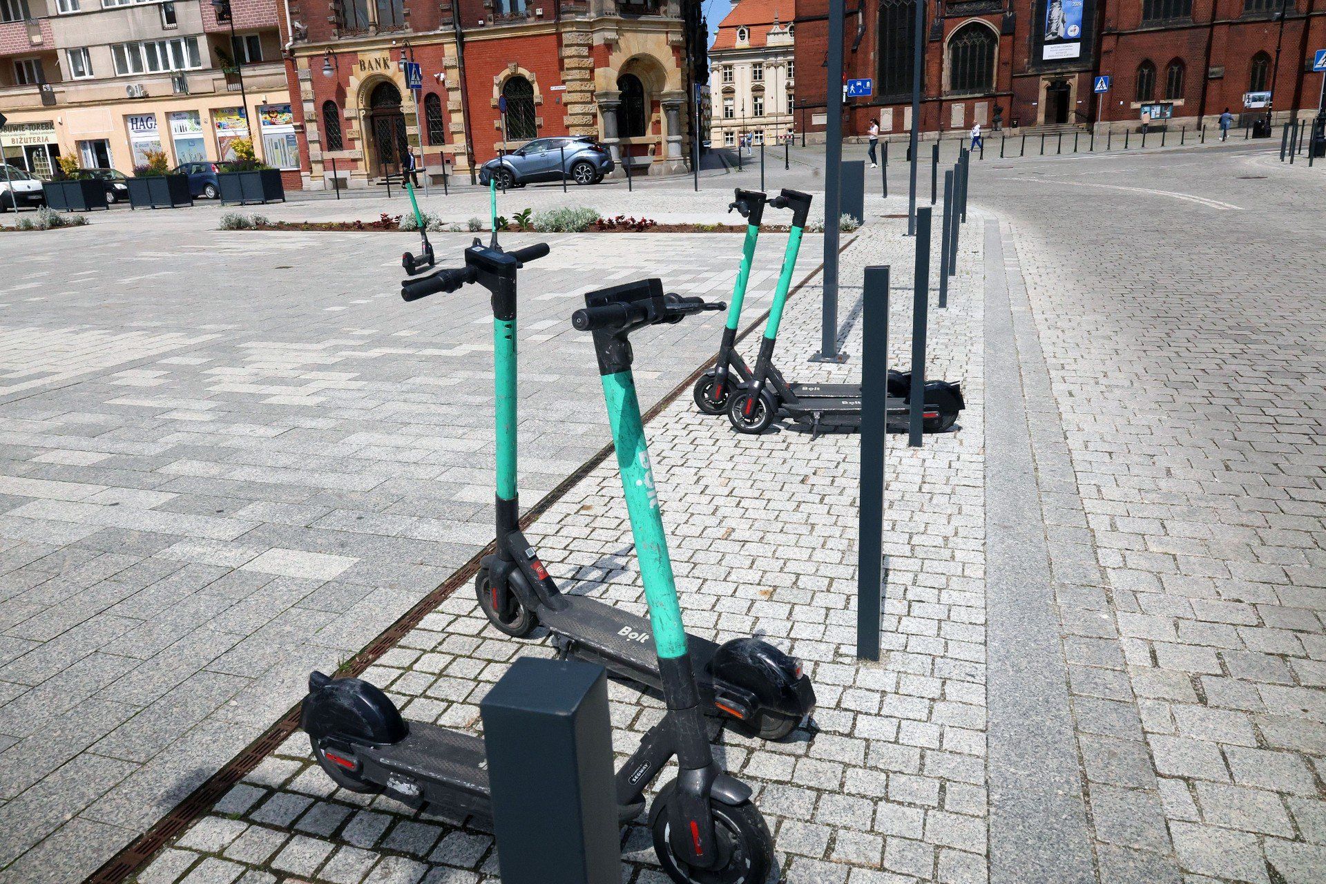 Tuż za podium znalazły się zawody, które również oferują atrakcyjne stawki, choć wymagają nieco mniej specjalistycznych kwalifikacji. Na czwartym miejscu uplasował się operator hulajnóg elektrycznych, który odpowiada za relokację, ładowanie i serwis sprzętu. To zawód zyskujący na popularności, oferujący wynagrodzenie w przedziale 25-30 zł netto za godzinę dla pracowników powyżej 26. roku życia i 32,5 zł dla młodych.