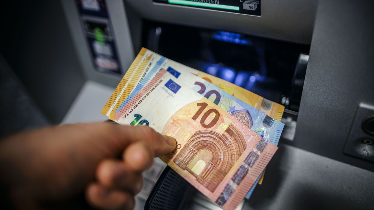 Withdrawing Money From An ATM
BERLIN, GERMANY - MAY 08: Symbolic photo on the topic of withdrawing money from an ATM. Banknotes are withdrawn from an ATM on May 08, 2024 in Berlin, Germany. (Photo by Thomas Trutschel/Photothek via Getty Images)
Thomas Trutschel
symbolfoto, symbolbild, symbol picture symbol image, symbole, symbolisch, symbols, symbolic, creative, xcre, detail, nahaufnahme, geldautomat, finanzen, finances, bankwesen, geldwesen, bank, banken, banks, waehrung, zahlungsmittel, means of payment, geld, money, geldschein, geldscheine, banknote, schein, scheine, banknotes, bill, bills, automat, cash, machine, dispenser, euro, euroscheine