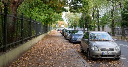 Warszawa. Chodnik dla pieszych, parkowanie na jezdni. Zmiany na Odyńca