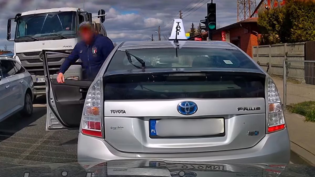 Sceny w Łodzi. Kierowca taksówki wysiadł z auta.