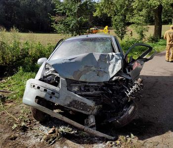 Łążyń: Tragiczny wypadek pod Lubawą. 29-latek zginął po uderzeniu w drzewo