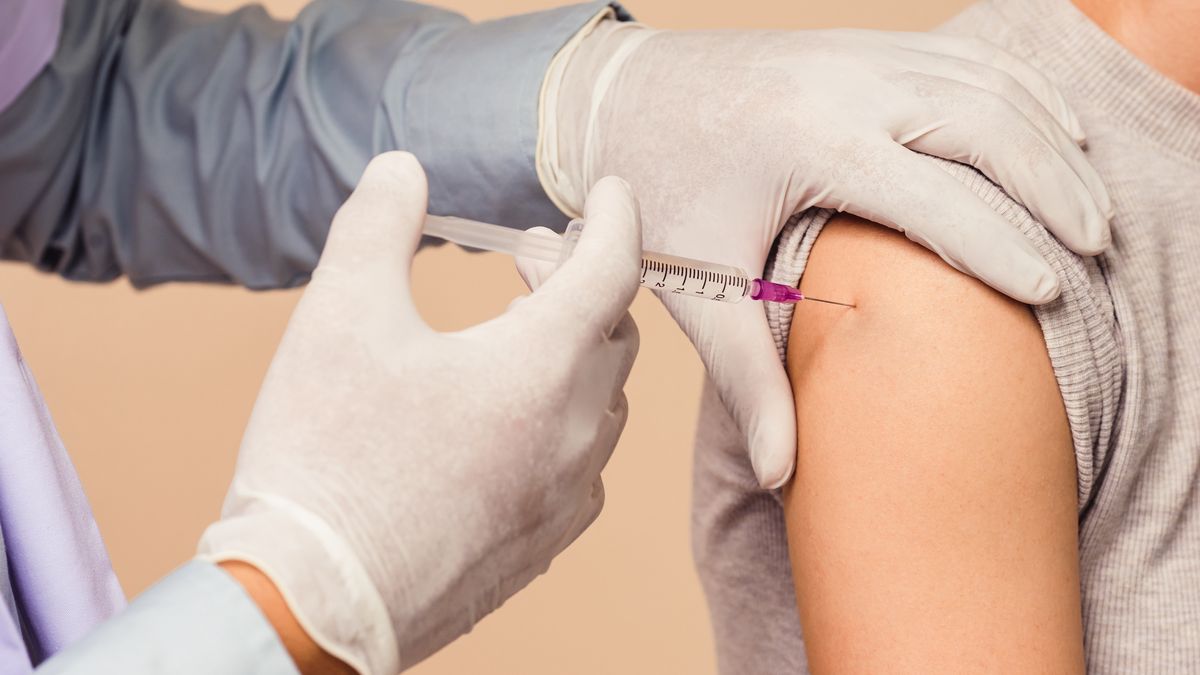 szczepionka szczepienie szczepienia strzykawka koronawirus pfizer astrazeneca johnson