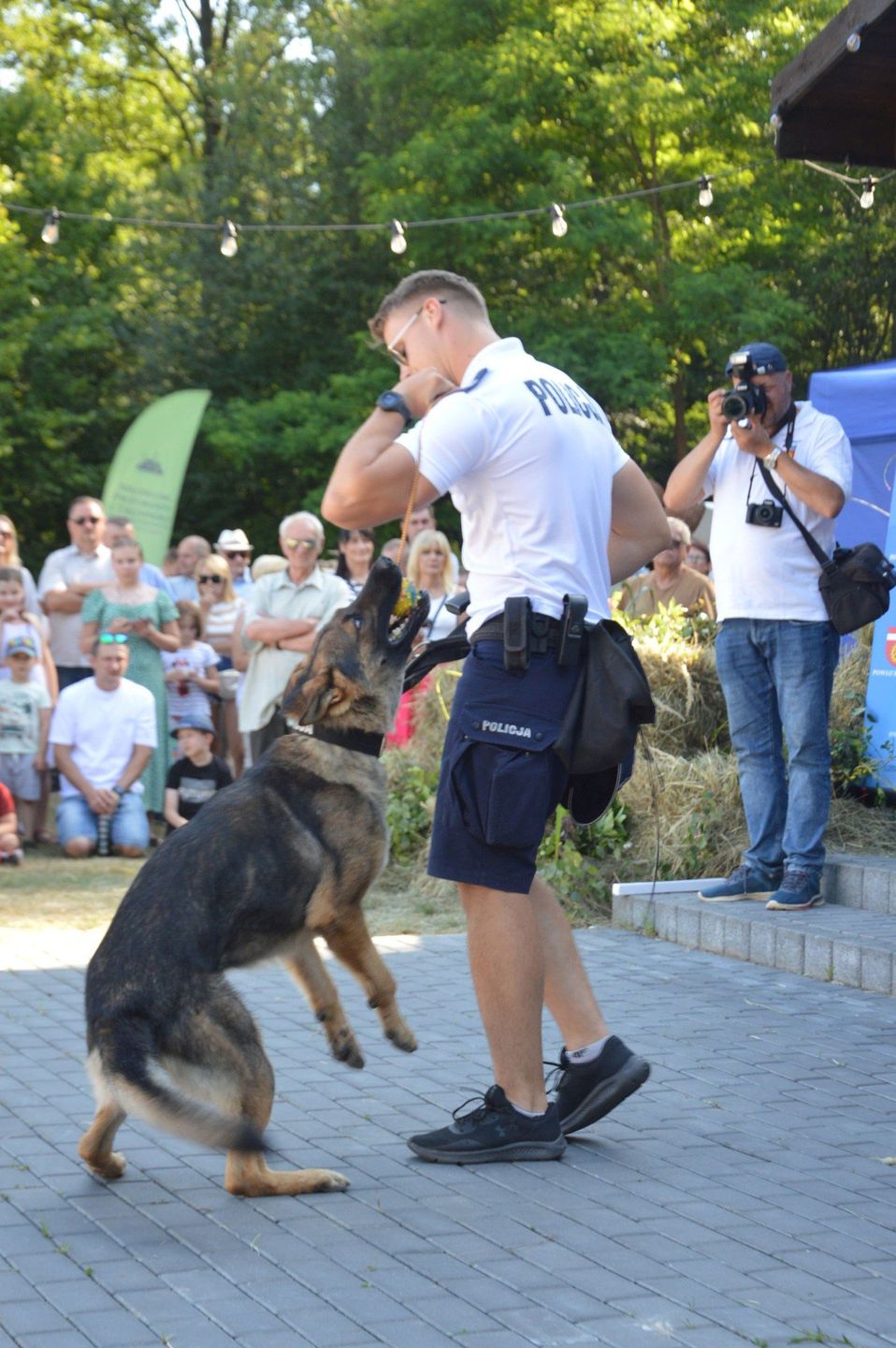 Dużym zainteresowaniem cieszył się pokaz tresury psa policyjnego. Na zdjęciu Loki ze swym opiekunem Kamilem Myszkowskim