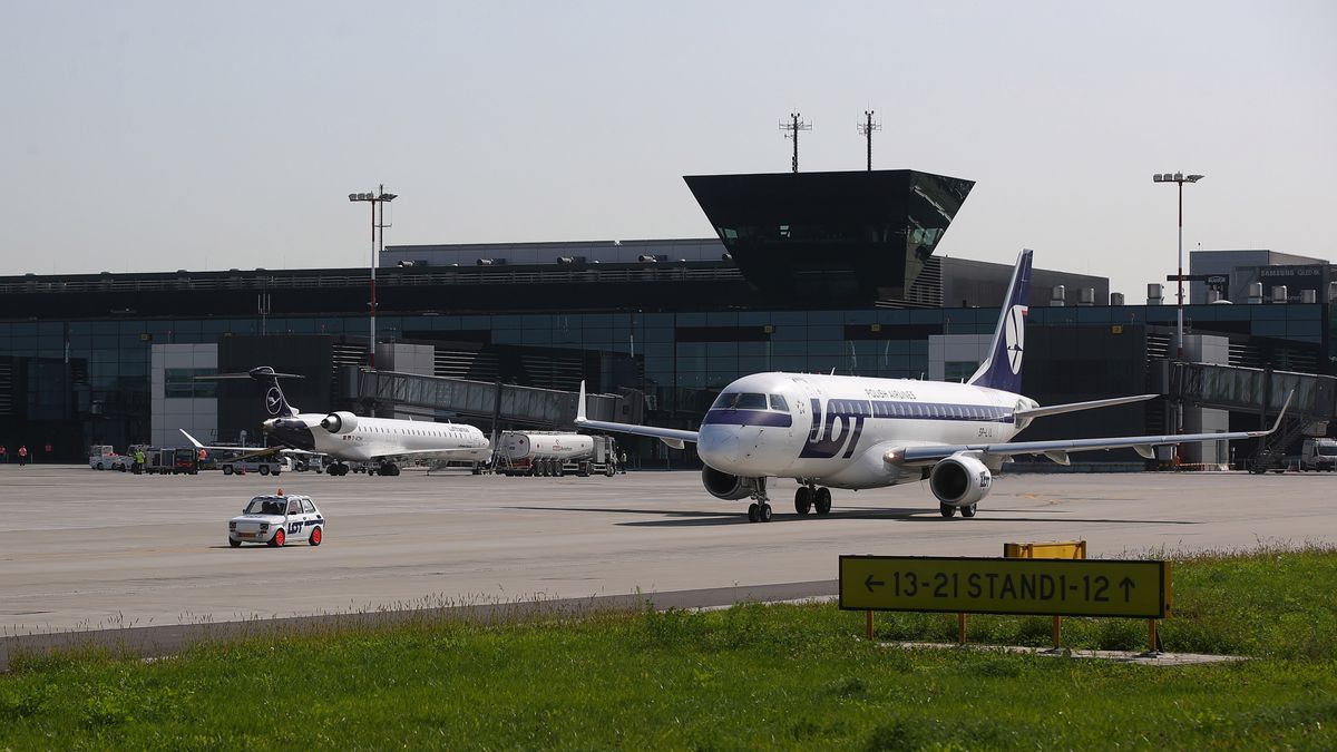 Zdjęcie dnia. Fiat 126p w barwach PLL LOT pilotuje samolot 1