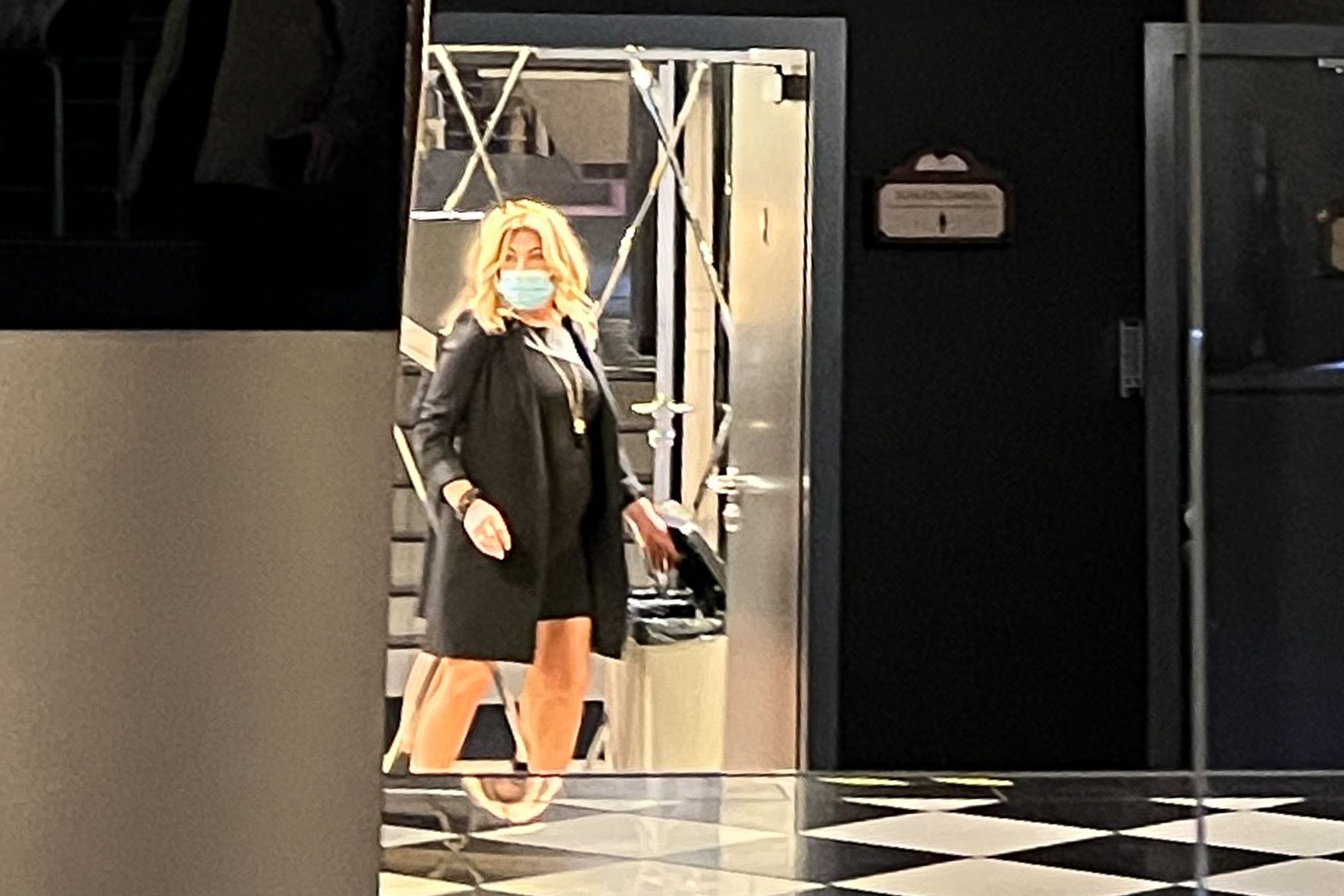 Beata Kozidrak popija szampana w teatrze