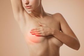 Objawy raka piersi - niepokojący wygląd piersi, ból brodawek, zmiana rozmiaru piersi, rozszerzenie żył w okolicy piersi