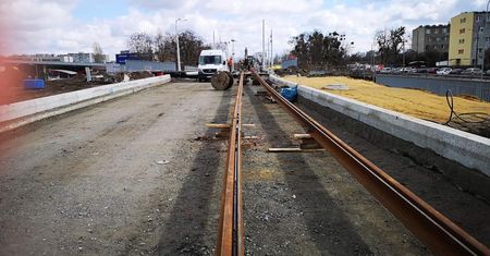 Wrocław. Tramwaj na Nowy Dwór coraz bliżej. Trwa układanie torowiska na wiadukcie