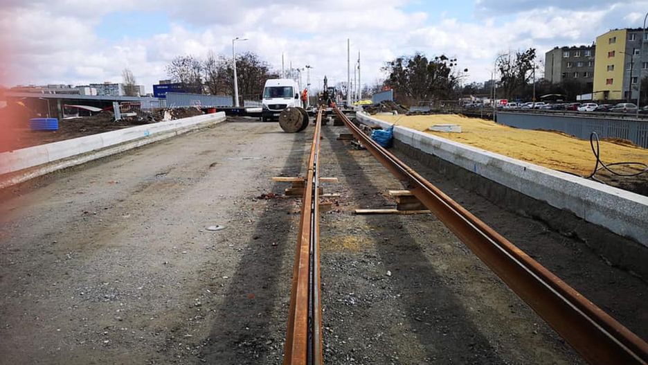 Wrocław. Tramwaj na Nowy Dwór coraz bliżej. Trwa układanie torowiska na wiadukcie