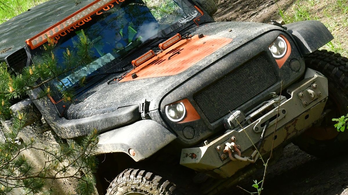 Tu złamano wszelkie zasady umieszczania tablic rejestracyjnych