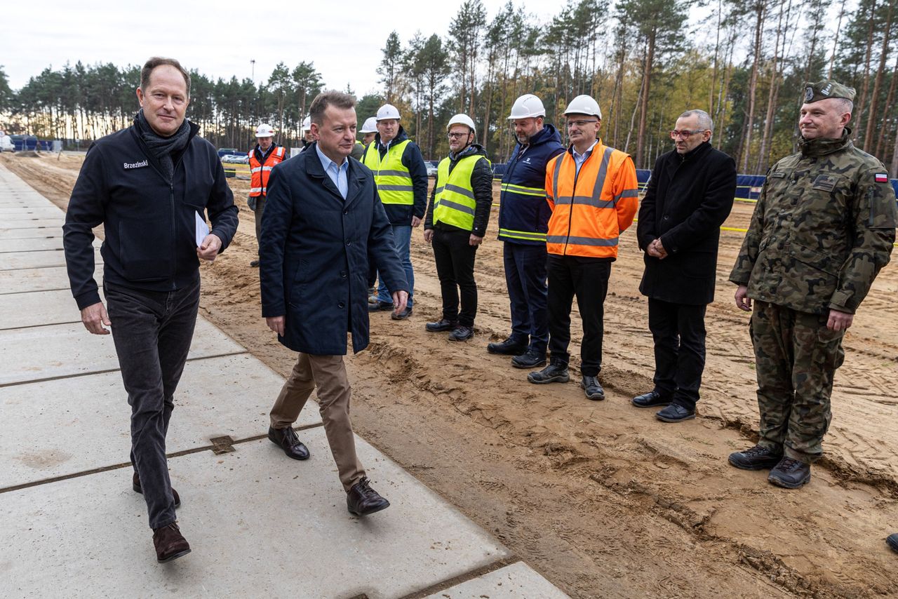 Mark Brzezinski i Mariusz Błaszczak w bazie wojskowej w Powidzu