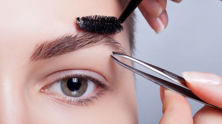 Regulacja brwi w domu. Skuteczne sposoby na domową stylizację brwi krok po kroku 1