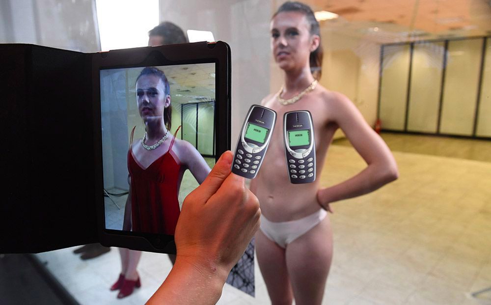 Nagie modelki i smartfony, czyli nietypowy pokaz mody 2