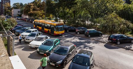 Parkując na chodniku pamiętaj o masie auta. Nieuwaga może skończyć się mandatem