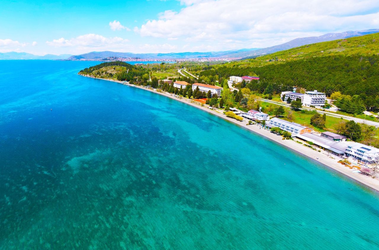 Omijany kraj w Europie. Zaskakuje turkusową wodą i niskimi cenami