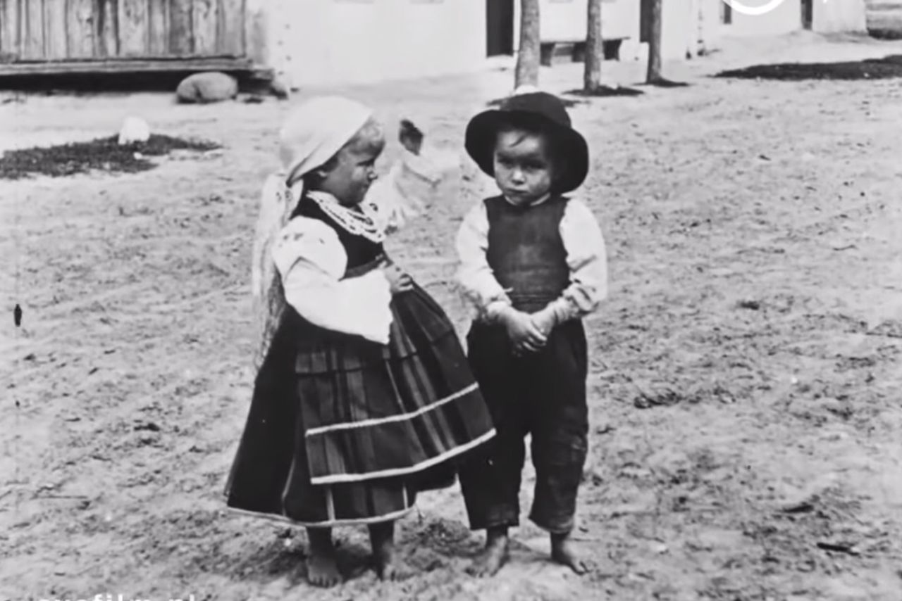 Zobacz, jak wyglądało życie dzieci na polskich wsiach w 1920 roku