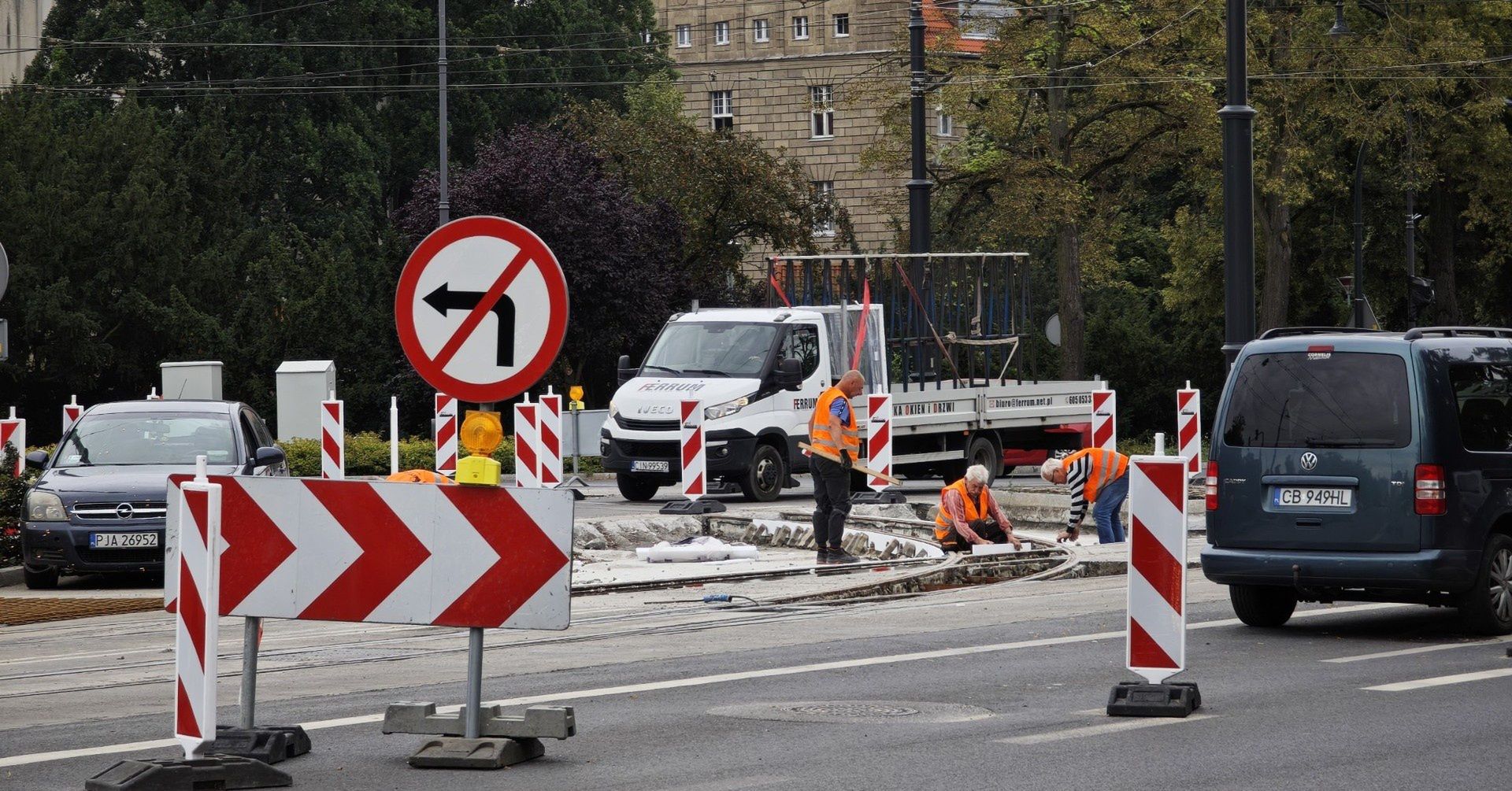 Naprawa nawierzchni w węźle przesiadkowym w alei św. Jana Pawła II w Toruniu