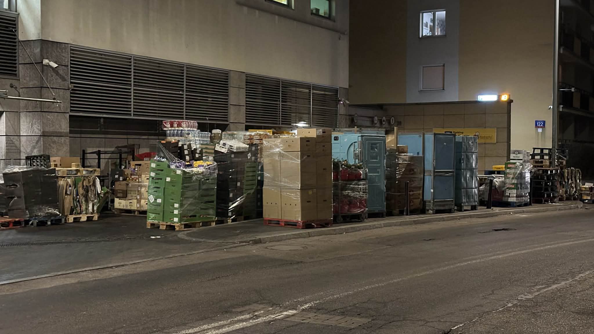 Składowisko towarów przy Biedronce przy ul. Dolnej w Warszawie.