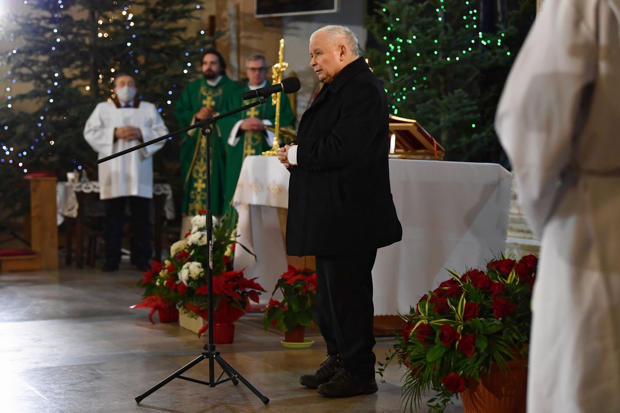 Jarosław Kaczyński na mszy w kościele w Starachowicach 