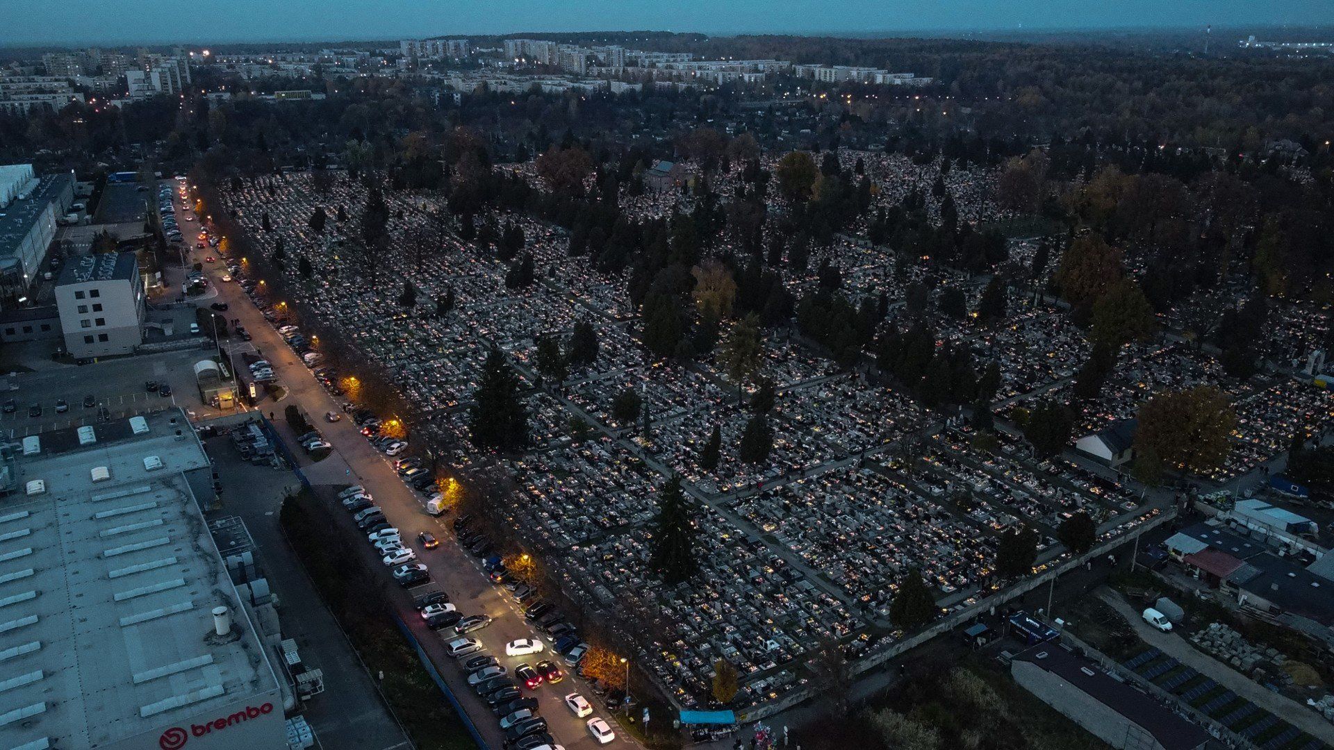 Cmentarz Kule we Wszystkich Świętych po zmroku