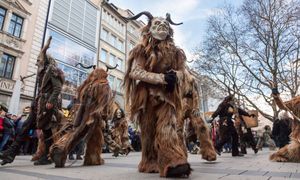 44-latek powalony przez dwóch Krampusów. Szuka ich policja