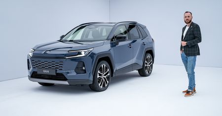 Pierwszy kontakt z nową Toyotą RAV4: więcej jazdy na prądzie, charakteru Land Cruisera i udziału na polskim rynku