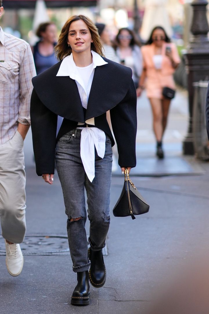 Emma Watson w jeansach z dziurą