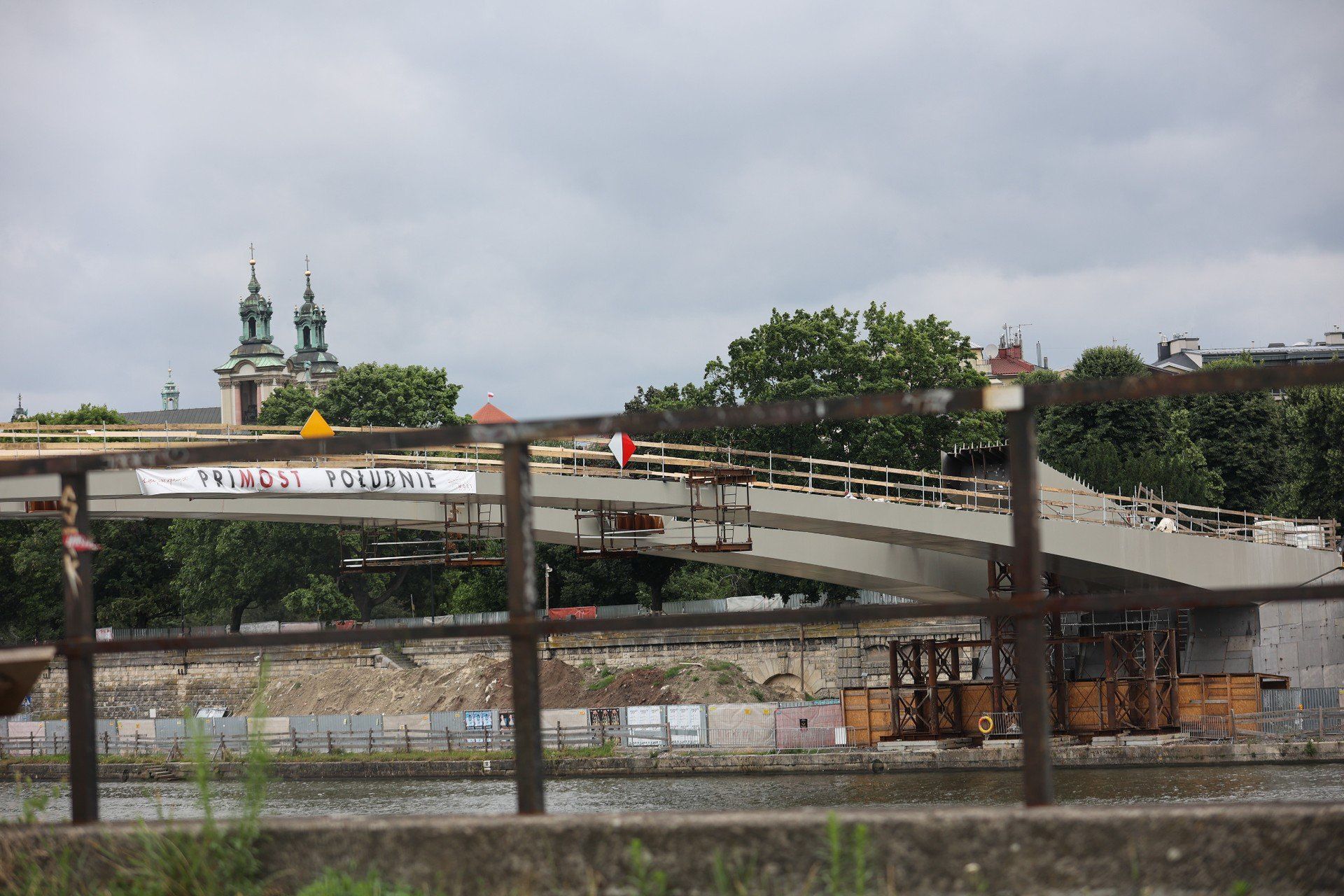Budowa kładki, która połączy Kazimierz z Ludwinowem, trwa 