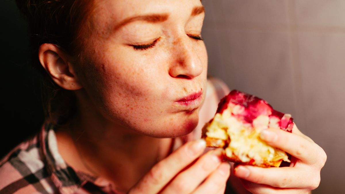 The female cake eater.
Portrait of a red-haired woman in her kitchen. She afforded herself a slice of raspberry pie. She eats the cake with her hands. She enjoys this moment.
suteishi
