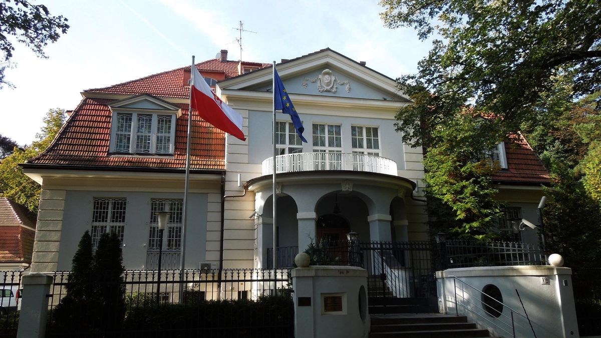 Polska ambasada w Berlinie reaguje na kontrowersyjną reklamę "Nowa Polka babci"