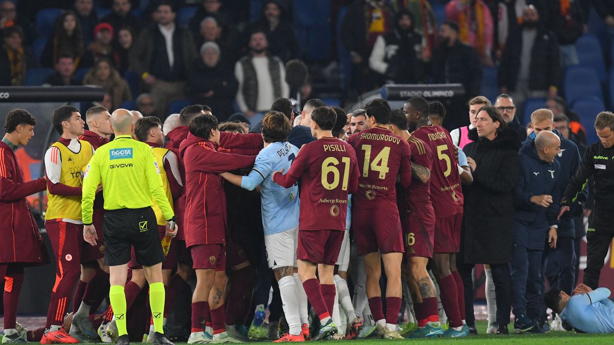 ROME, ITALY - JANUARY 5: A view from the argument among players of AS Roman and players of SS Lazio during the Italian Serie A soccer match between SS Lazio and AS Roma at Stadio Olimpico on January 5, 2025 in Rome, Italy. (Photo by Claudio Pasquazi/Anadolu via Getty Images)