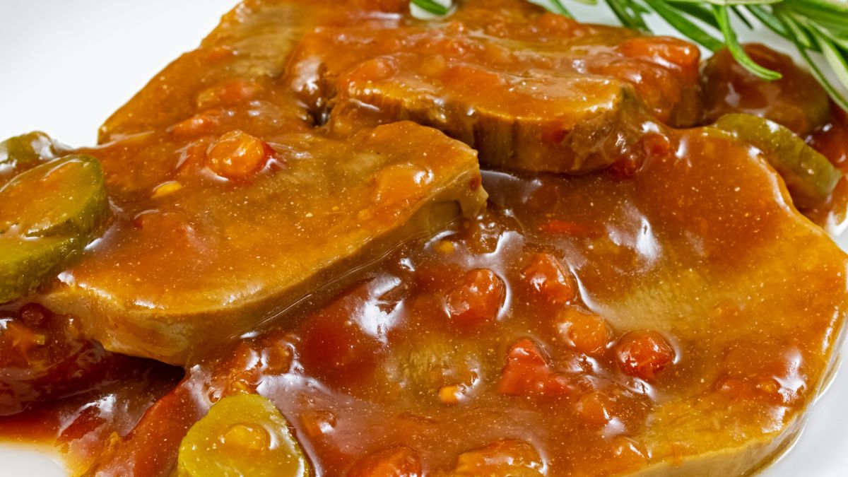 Ozory cielęce w delikatnym sosie pomidorowym