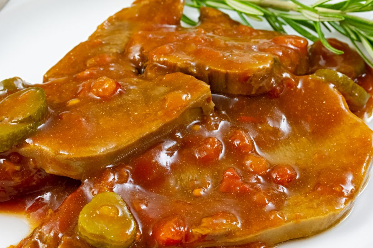 Ozory cielęce w delikatnym sosie pomidorowym