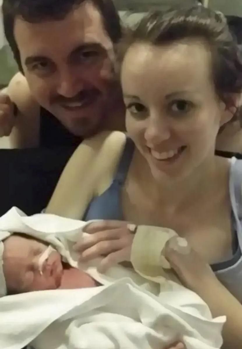 Kobieta z nowo narodzonym dzieckiem