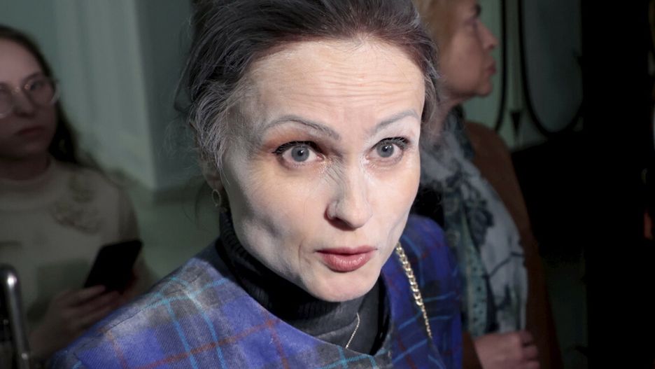 Magdalena Gudzinska-Adamczyk tuż po tym jak Grzegorz Braun zgasił gaśnica świece chanukowe