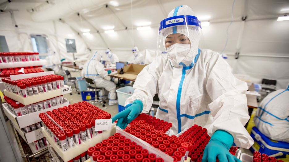 ANYANG, CHINA - SEPTEMBER 5, 2022 - Volunteers input test tube information for nucleic acid collection in a gas film laboratory for COVID-19 prevention and control in Anyang, Henan Province, China, Sept 5, 2022. (Photo credit should read CFOTO/Future Publishing via Getty Images)