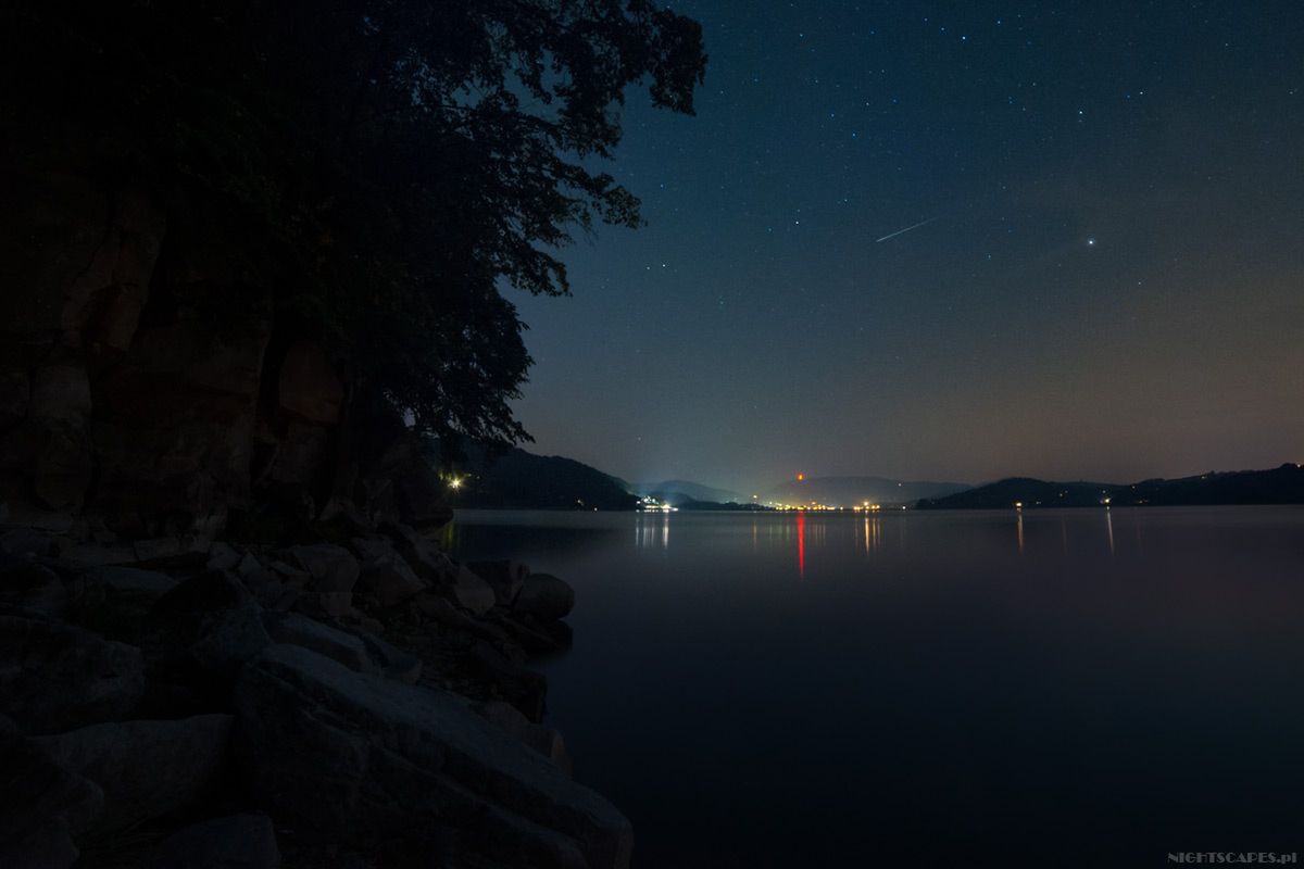 Perseid nad Jeziorem Rożnowskim (D700, Falcon 14mm, F/4, 25s, iso 3200).