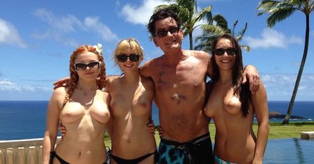 Seksoholik i kokainista, Charlie Sheen, kończy dziś 50 lat! (DUŻO ZDJĘĆ)