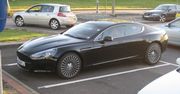 Aston Martin Rapide goły i wesoły
