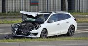 Kilkadziesiąt metrów hamował, z impetem wbił się w autobus. Groźna kolizja na ul. Wrotkowskiej (zdjęcia)