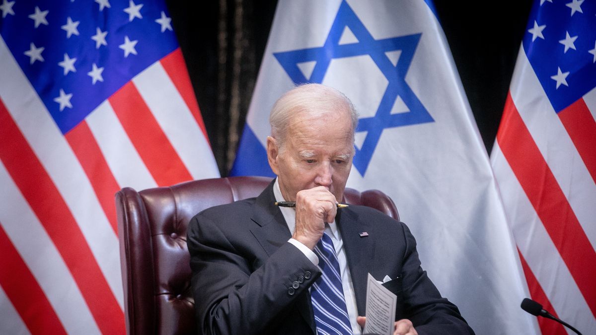 US President Joe Biden pauses during a meeting with Israeli Prime Minister Benjamin Netanyahu in Tel Aviv, Israel, 18 October 2023. President Biden pledged US support for Israel and said the overnight attack on a hospital in the Gaza strip 'appears' to have been caused 'by the other team'. EPA/MIRIAM ALSTER / POOL Dostawca: PAP/EPA.
